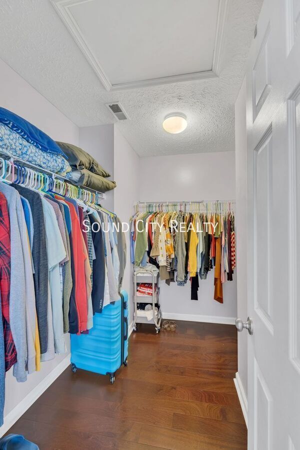 Building Photo - 1233 Twin Cir Dr