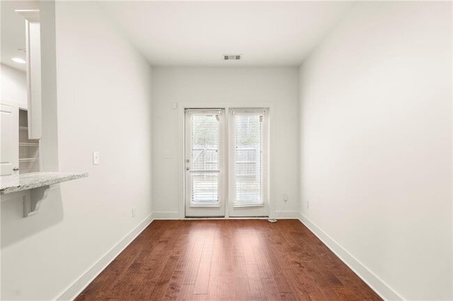 Building Photo - 1833 Edgehill Dr