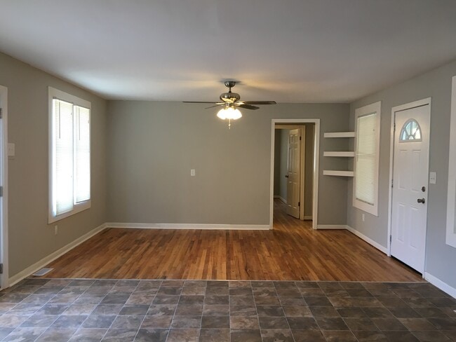 Building Photo - Adorable 3 Bedroom, 2 Bath Ranch  Near Donaldson Center!!