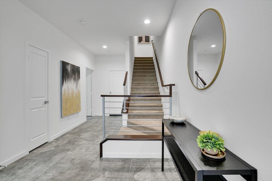 Building Photo - 1512 W Artesia Sq