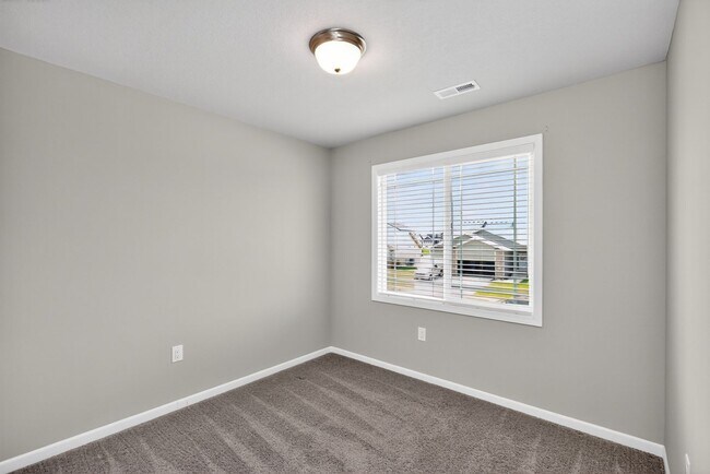 Building Photo - ALTOONA GEM!! 3 Bedroom, 2 Bathroom Home in Altoona!