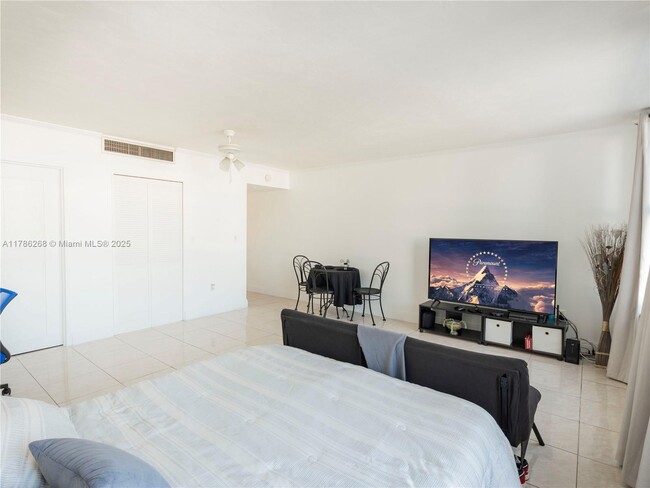 Building Photo - 2899 Collins Ave