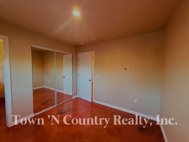 Building Photo - 1720 Cherokee Dr