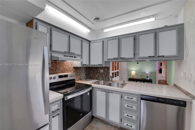 Building Photo - 2737 S Oakland Forest Dr