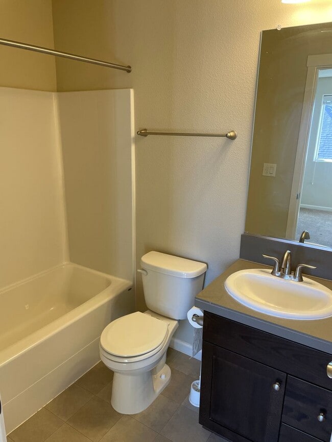 Building Photo - Bethany Townhouse