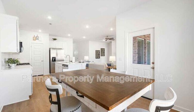 Building Photo - 1918 Larkspur St