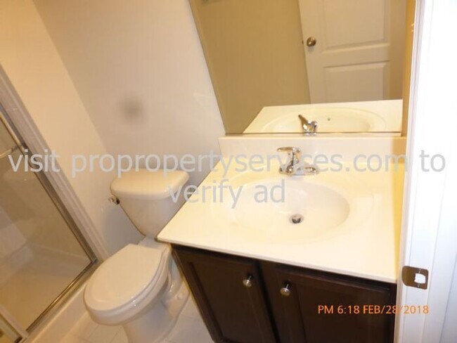 Building Photo - Beautiful Luxury Townhome Near Everything!