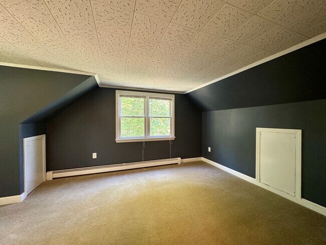 Building Photo - $3,195 Spacious 4BD/2BA Home w/Fenced Back...