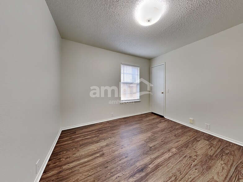 Building Photo - 8520 Auburn Dr