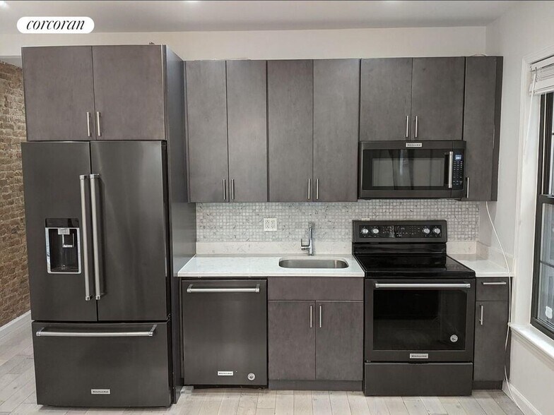 Building Photo - 582 E 28th St