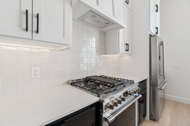 Building Photo - Minimalist Magic: 2-Bed Apartment Over Sel...