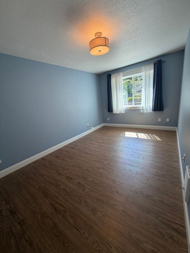Building Photo - 3521 Harrison Dr