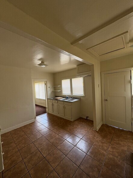 Building Photo - 3900 3rd Ave