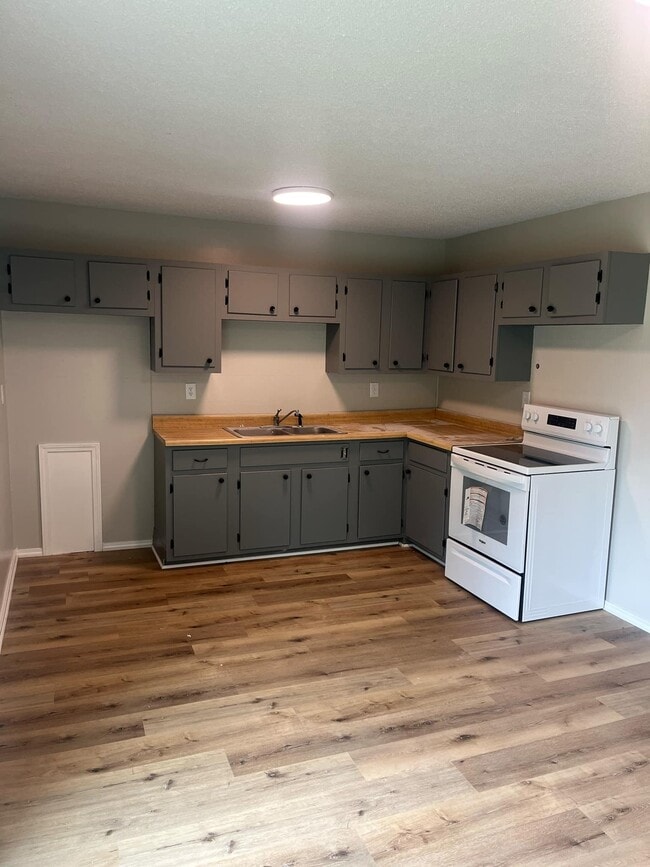 Building Photo - 230 NE 85th Rd