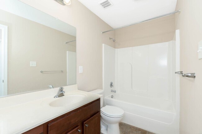 Building Photo - Beautiful 3 bedroom 2 Bath Town Home in Wi...