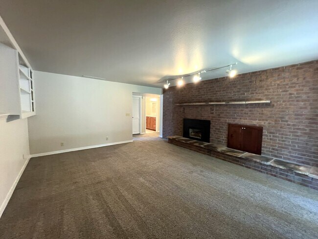 Building Photo - Fantastic 4 bed 3 bath home in the Highlan...