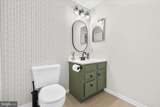 Building Photo - Beautiful End Unit Townhome in Bluffs At Deep Creek!