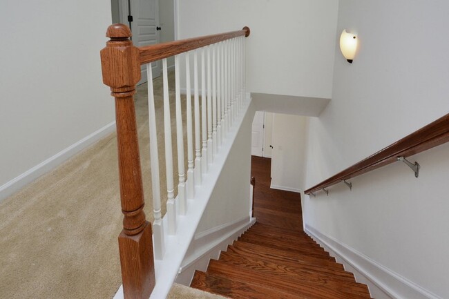 Building Photo - Townhome in Quiet Neighborhood
