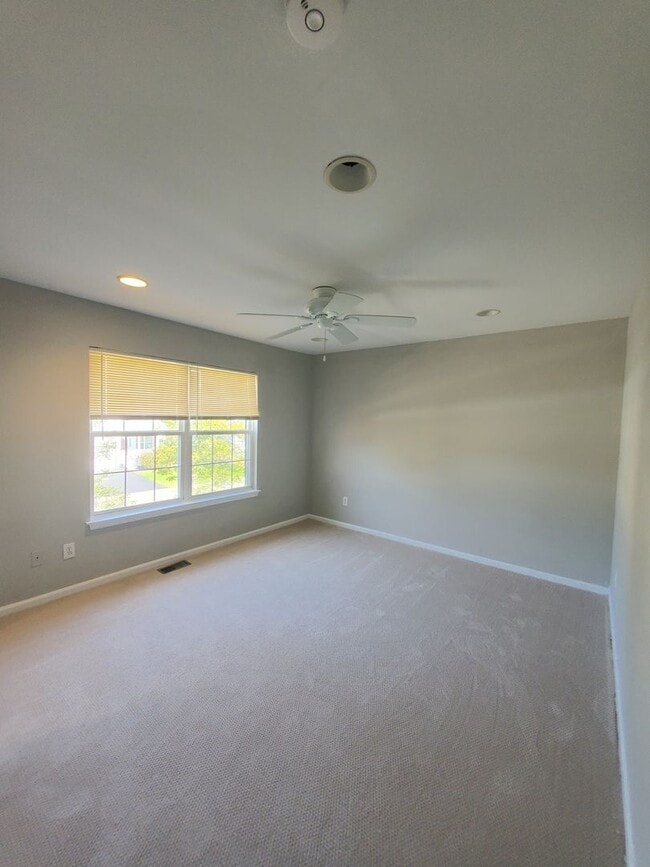 Building Photo - Waterfront! Spacious, updated, 4-bedroom &...