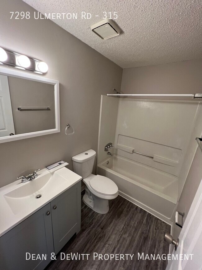 Building Photo - Updated 1/1 Condo - Pool, Pond, Parking