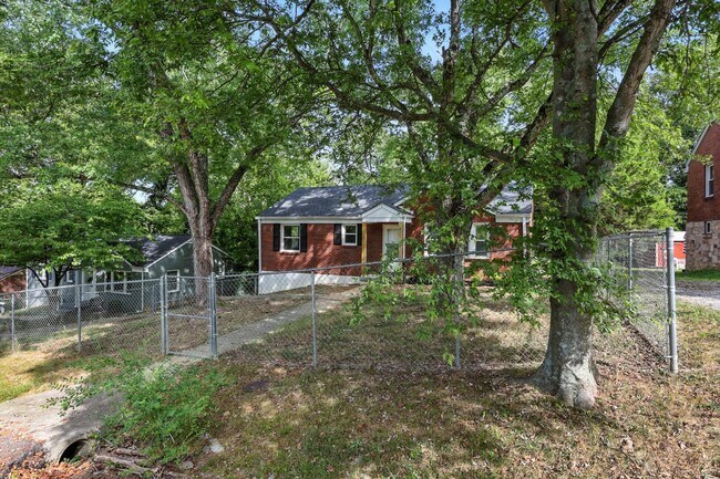 Building Photo - 3 Bedroom Pet Friendly Home For Rent Near Downtown Clarksville