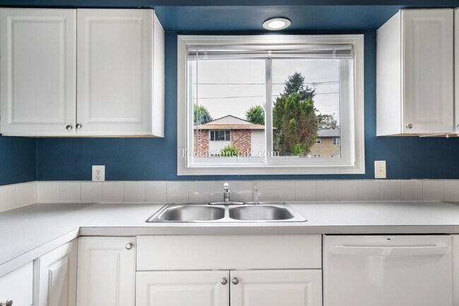 Building Photo - Updated 2 BD | 1 BA in King Arthur Court A...
