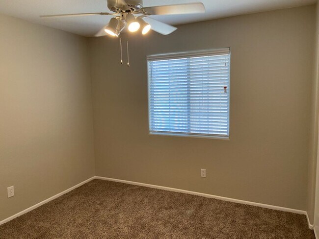 Building Photo - Cute and comfy North Phoenix (33rd Ave & D...