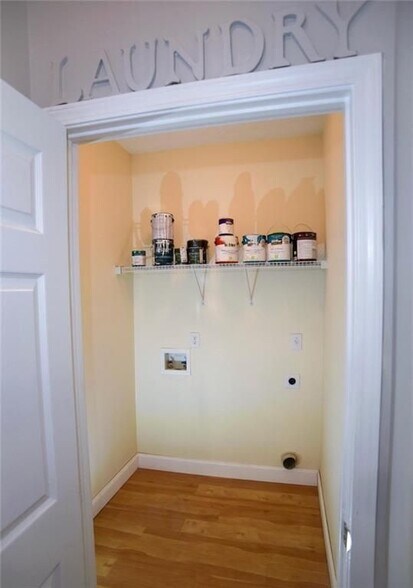 Building Photo - 6616 Splashwater Dr