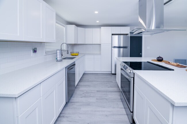 Building Photo - 6443 Lomand Ave