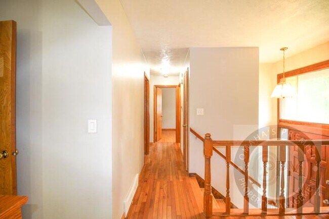 Building Photo - 3 Bedroom 1.5 Bathroom Home Located Minutes from Westroads Mall