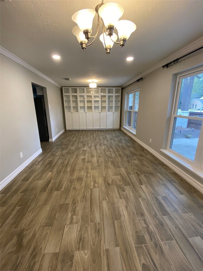 Building Photo - 511 Rosewood Dr