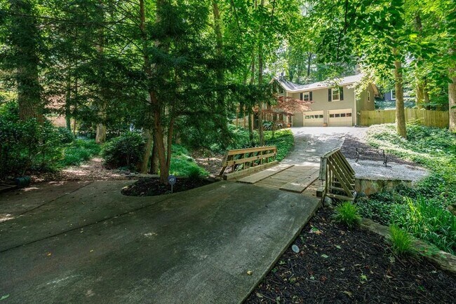 Building Photo - 102 Vanessa Dr