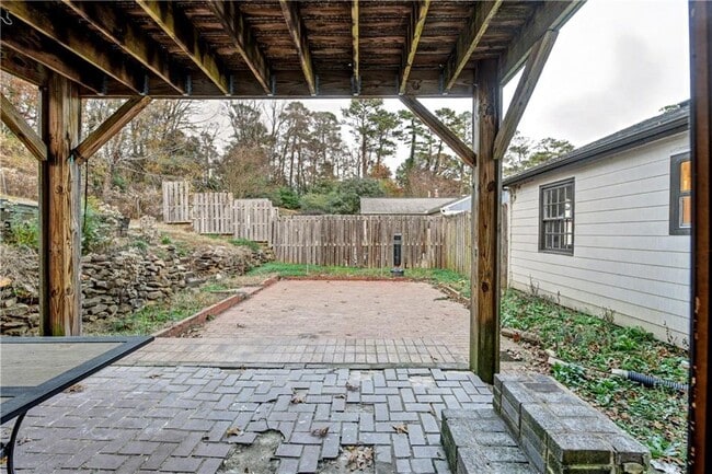 Building Photo - 2008 Shalimar Dr NE