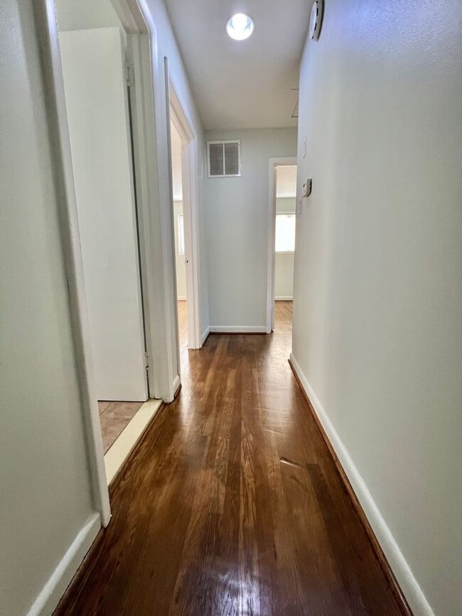 Building Photo - Beautiful 4 BR + den 2 FB home in corner lot!
