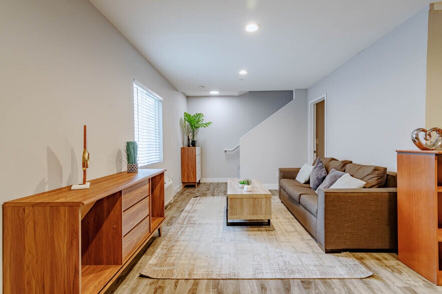 Building Photo - 1252 W 37th Dr