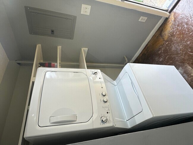 Building Photo - 702 Wilkinson Blvd