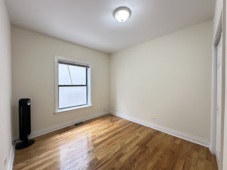 Building Photo - 816 W Waveland Ave