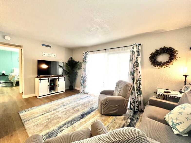 Building Photo - 4215 E Bay Dr