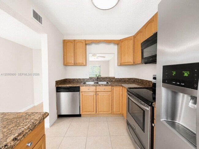 Building Photo - 6585 Somerset Dr