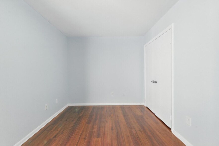 Building Photo - 233 Mill Point Dr