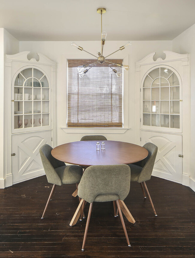 Building Photo - 1104 Matthews Pl