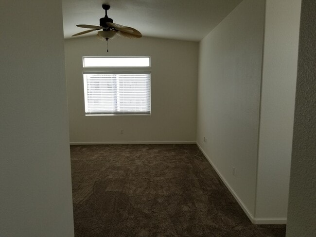 Building Photo - Stunning Home in Pacific Crest!  This 5 Bedroom 2.5 Bathroom with 2 Living Rooms