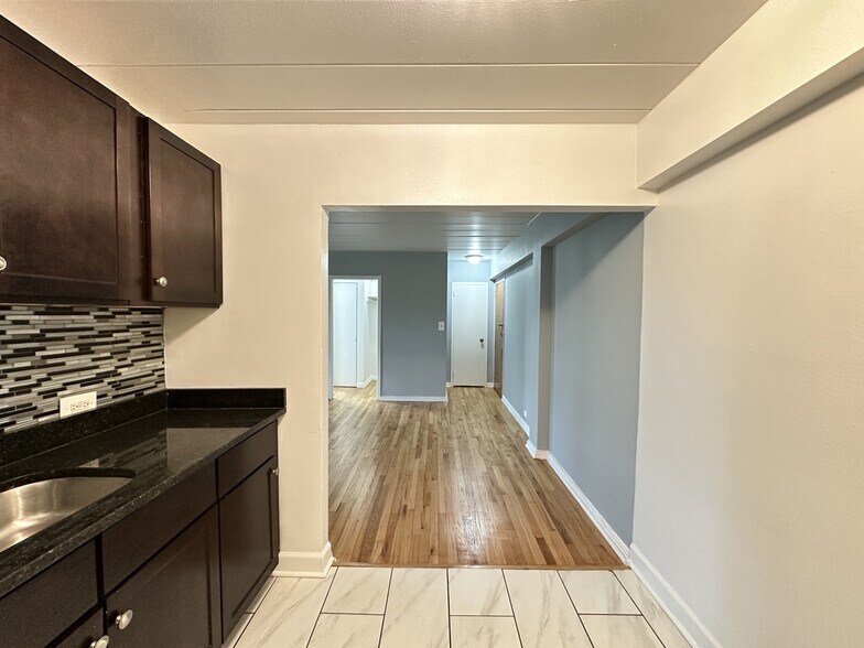 Building Photo - 1360 W Touhy Ave