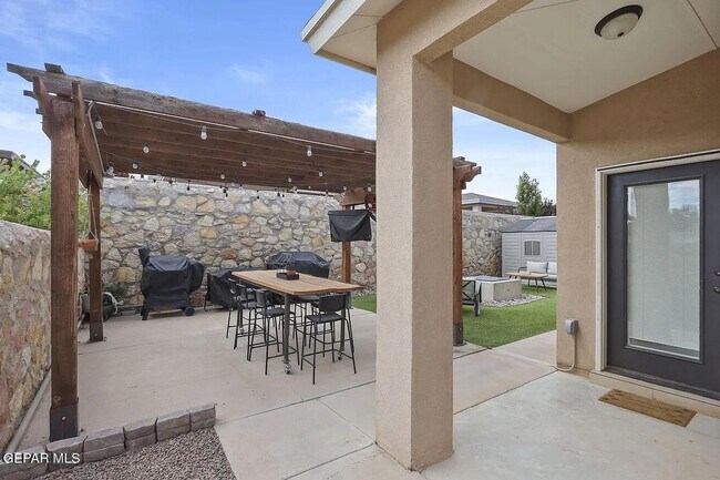 Building Photo - 6457 Harapon St