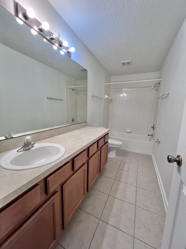 Building Photo - 302 Cherry Way