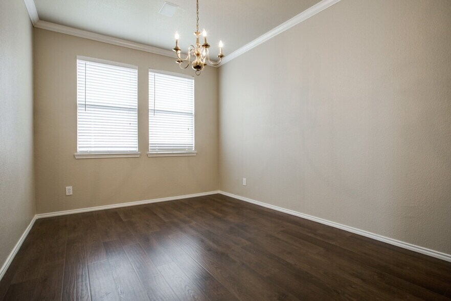 Building Photo - 2713 Meadowview Dr