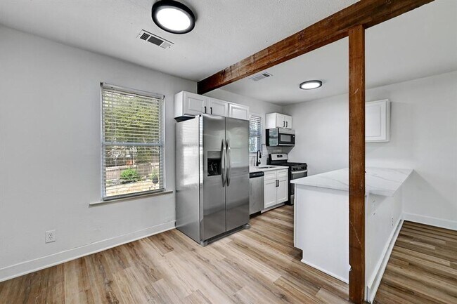 Building Photo - 2305 Longview St