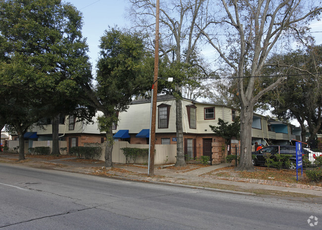 Primary Photo - Villa Paree