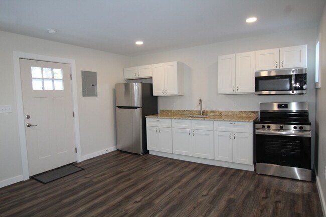 Building Photo - Beautifully remodeled and completed 1 bedroom apartment