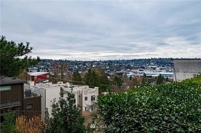 Building Photo - Sunny 1 bed 1 bath condo in Fremont